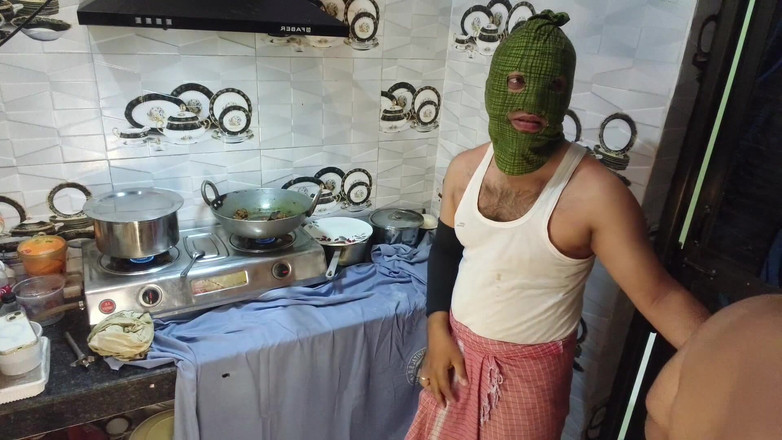 Hotty Mona: バービーは夫が勤務中の間に義理の兄とメイズキッチンで激しくセックスしました。