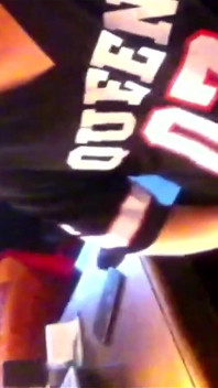 Twink frotando su suave polla en un asiento y masturbándose con el poliéster de la camiseta