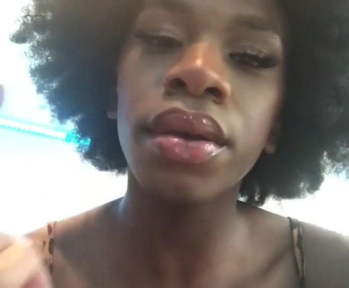 AJ180: Aj180 lesklá své velké šťavnaté rty