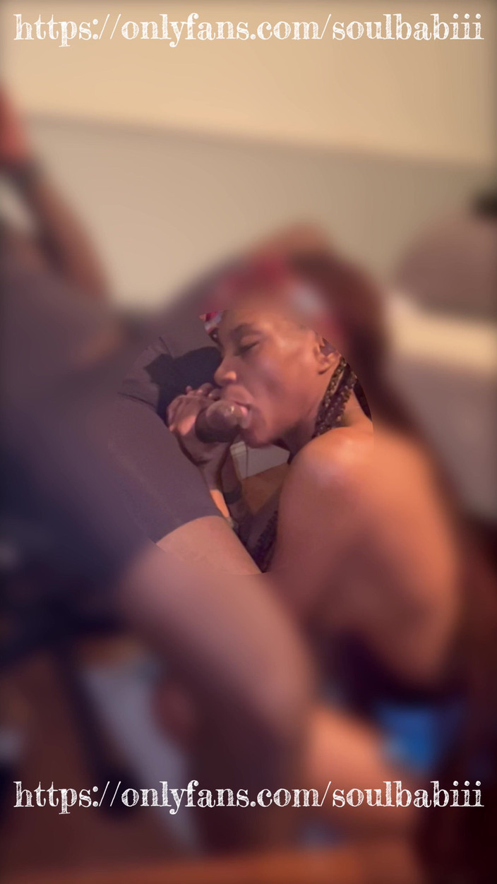 Soul Babiii: Yarağa zevkle masaj yapıyor