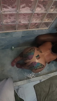 2 salopes sexy se bouffent la chatte sous la douche