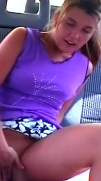 Kåt brunett MILF fingrar droppar fitta i baksätet Äventyr