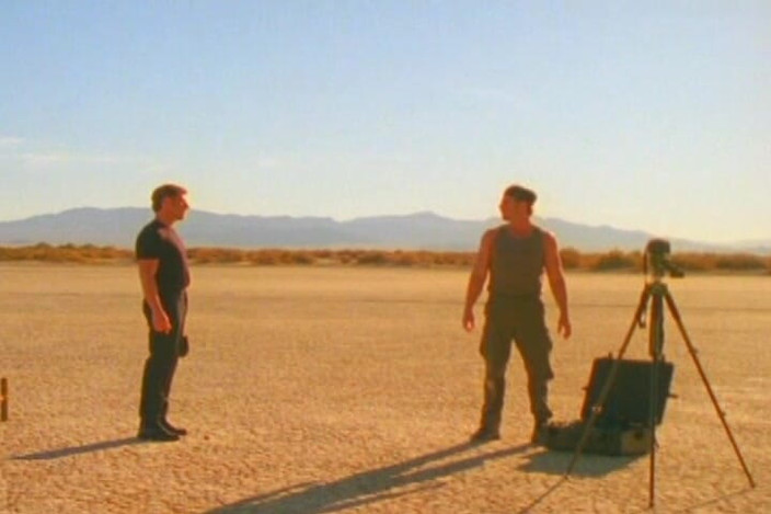 THAGSON RETRO: Cewek pirang basah kuyum berlutut untuk mandi emas padang pasir