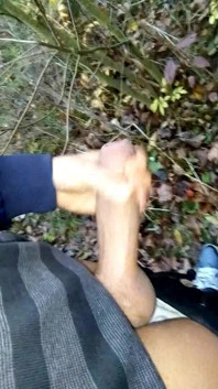 Un geamăn arab ejaculează în aer liber cu sunetul spermei drop