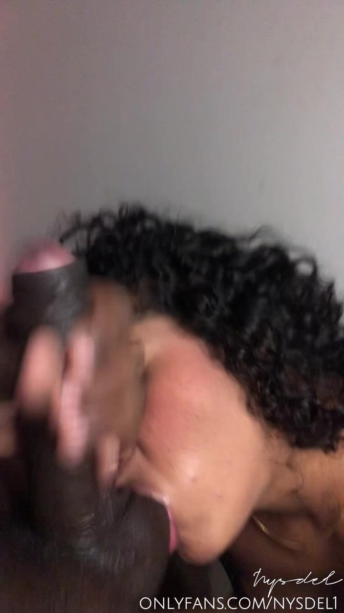 Nysdel: 她记录自己吮吸大鸡巴以向她的朋友展示 - 业余夫妇 - nysdel