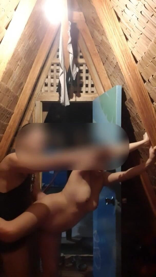 AshleyLevi: Jag knullade min bestie live, medan trupperna tittade på