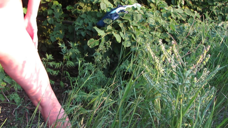 SexyAnka: Bellezza nuda che cammina nella foresta, Pipì