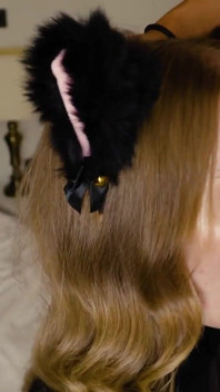 Kitty Cat Girl saje ptáka