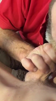 Tatusiowy kutas bierze młodego kutasa do ust i połyka spermę