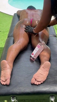 Sensuele massage aan het zwembad ontbrandt lesbische passie / Wendy Nicolle