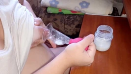 Une jeune MILF extrait du lait des seins