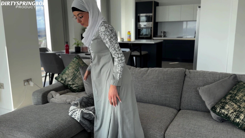 Aaliyah Yasin: Criada inocente Aaliyah Yasin descubre juguetes sexuales
