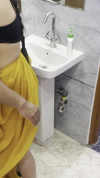Un devar séduit une bhabhi sexy quand elle est seule à la maison et la baise debout en levrette