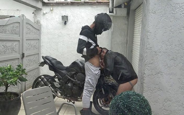 Gaybareback: 法国twwink被直男摩托车手干