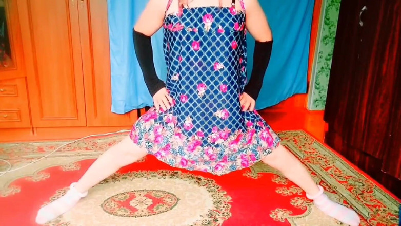 Kitty_Cross: Bella bellezza trans che indossa lunghe collana di perle