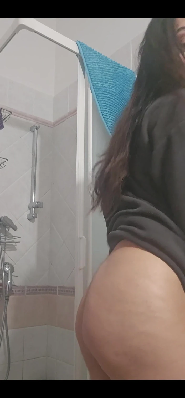 Only Maya: Ho bisogno di un idraulico stavo facendo la doccia e...