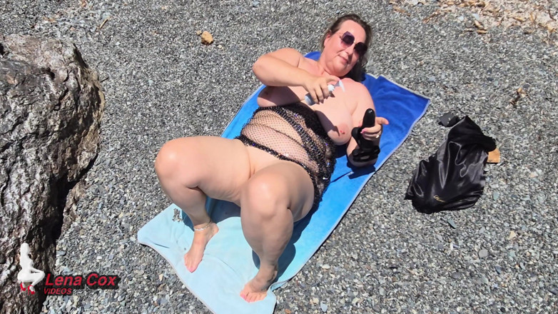 Lena Cox: Stříkající masturbace na pláži
