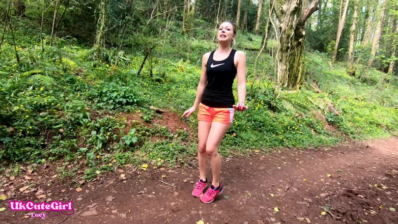UKCuteGirl Lucy Lauren: Musiałem wee na zewnątrz podczas oglądania: desperacko jogging
