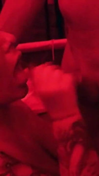 Awek bintang lucah Jerman Kira Knight dikongkek oleh lelaki dalam redlight