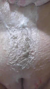 Holení podpaží a mytí mého nahého těla v bublinách