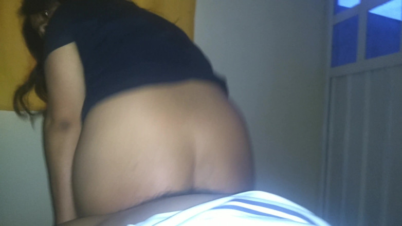 Oriane_Suck_Roses: Prof pervers précoce, je lui ai donné une place sur...
