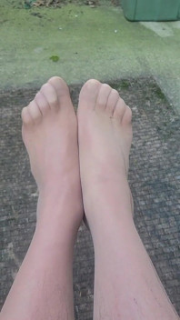 Cumming Hard na zewnątrz w pończochach