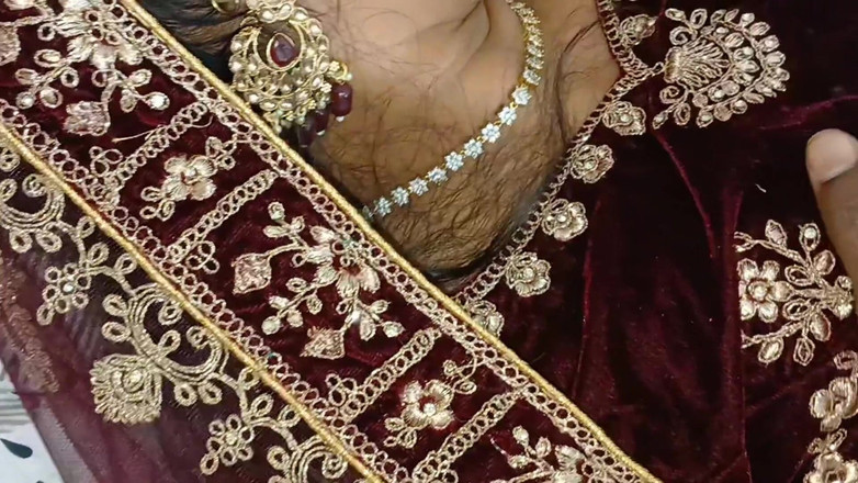 Apple Porn: Un couple de jeunes mariés desi baise pour la première...