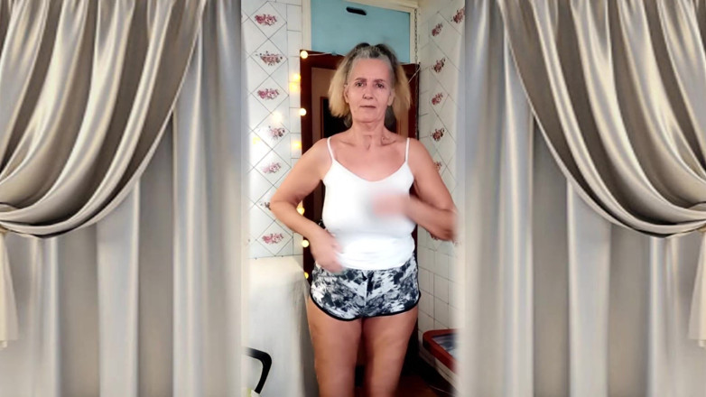 Lukerya: Ama De Casa Caliente Lukerya Coquetea Con Su Cuerpo Desnudo...