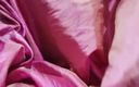 Satin and silky: 이웃 바비의 핑크 색 새틴 실크 살와르로 자지 문지르기 (39)