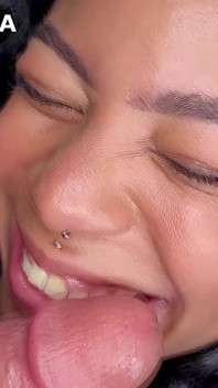 Vecina puto atractiva y traviesa en el sofá mientras su marido trabaja - POV