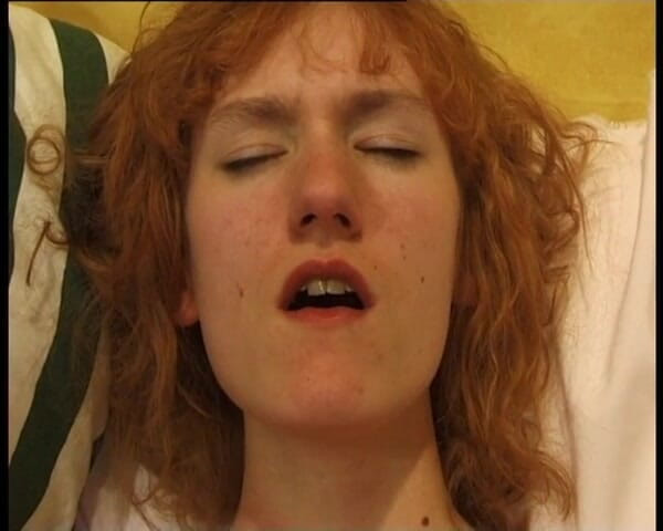 YOUR FIRST PORN: Rothaarige Vicky und der starke dildo