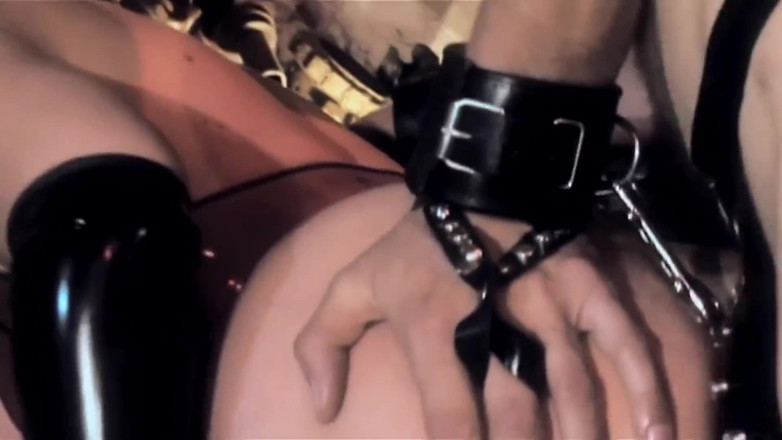 Dirty male dom, femdom, spanking and pegging vids: ホット愚痴は、この男を使用して犯される