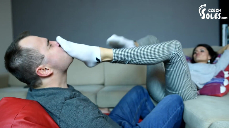 Czech Soles - foot fetish content: 穿着脚踝袜子的长脚趾被崇拜并被闻到