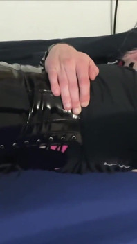 Rosa hår slampa dildos hennes röv