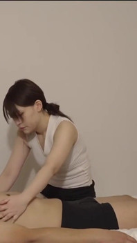 Rustig en verlegen massagemeisje wordt in een snel escalerend moment getrokken dat alles verandert