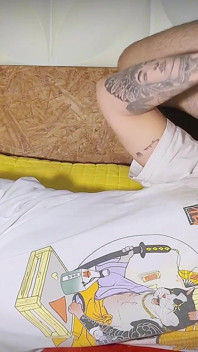 Tatuerad gotisk babe volang med blowjob och handjob-teaser med trippelfinish i ansiktet