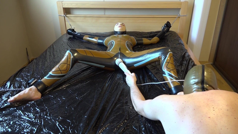Latex Danielle: Danielle присоединили к кровати и мастурбировали массажным вибратором
