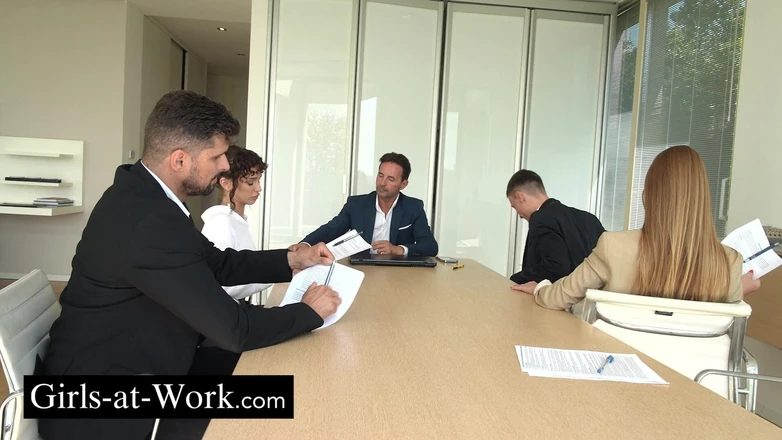 Girls At Work: 샬리나 디바인과 Lili Charmelle의 사무실에서 레즈 섹스