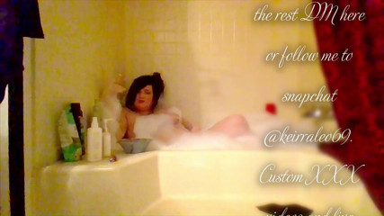 Keirra and Leo: Grandota caliente fuma en la bañera