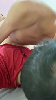 他欺骗他的女朋友吃男同性恋的屁股