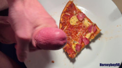 Horneyboy98: Twink spryskuje jego pizzę