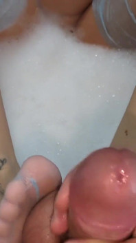 Footjob nella vasca da bagno calda con calze di nylon complete
