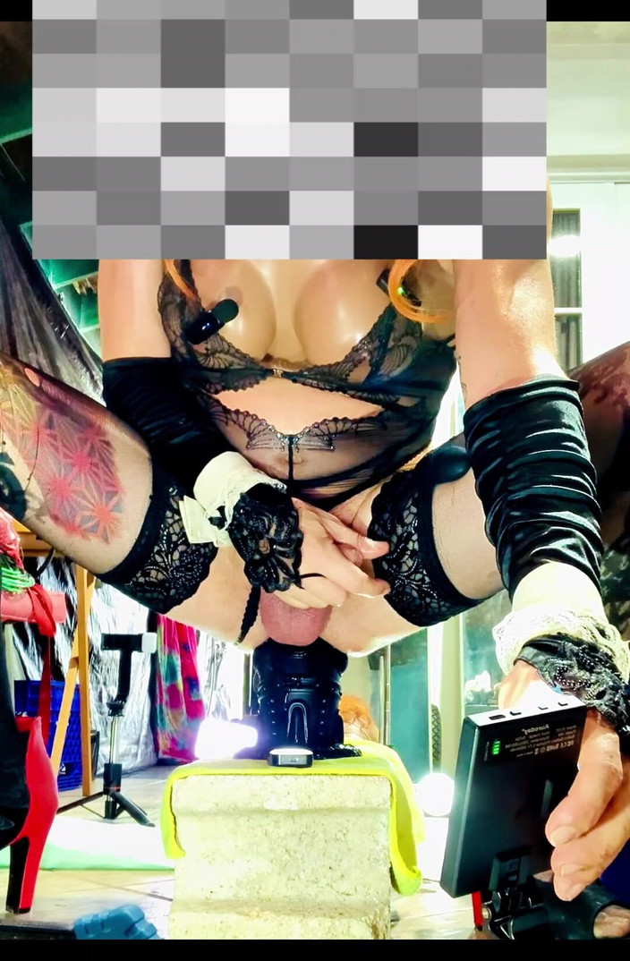 Benito414: Söt femboy i svart underkläder knullar analmonster dildo