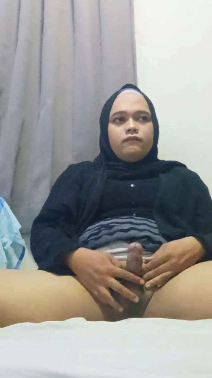 Ivvy Crossdresser: Crossdresser hijab se masturba y juega con buttplug