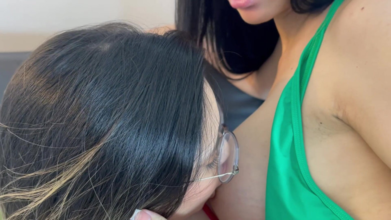 Ambar Prada: Latina lesbian terangsang bermain dengan payudara, vagina dan pantat mereka...