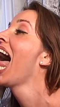 Une MILF brune mature se fait baiser dans des bas