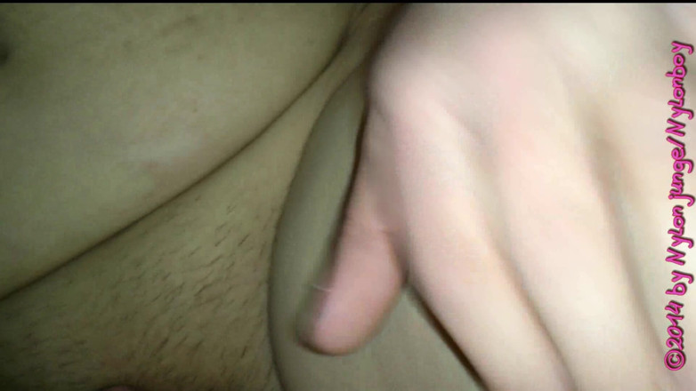 NylonjungeCarmen: Ma vieille copine me masturbe