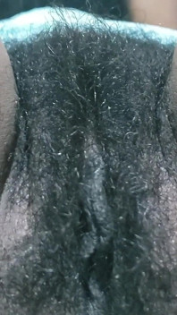 Une femme noire se fait baiser en gros plan par sa chatte poilue sexy au ralenti