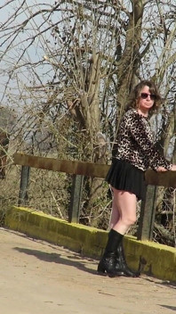 Patricia se dezbracă pe podul în aer liber