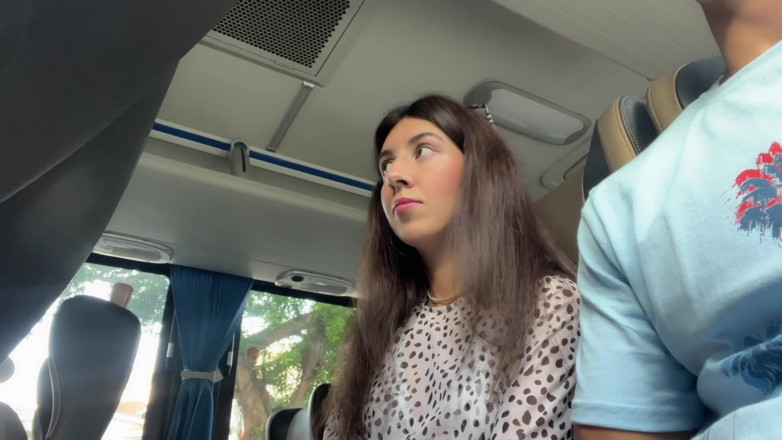 Katty West: Berkelip batang awam - handjob berisiko di dalam bas awam penuh...